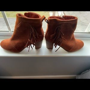 Toms Lunata Suede Fringe ankle booties 3’ stacked heel Cognac size 9